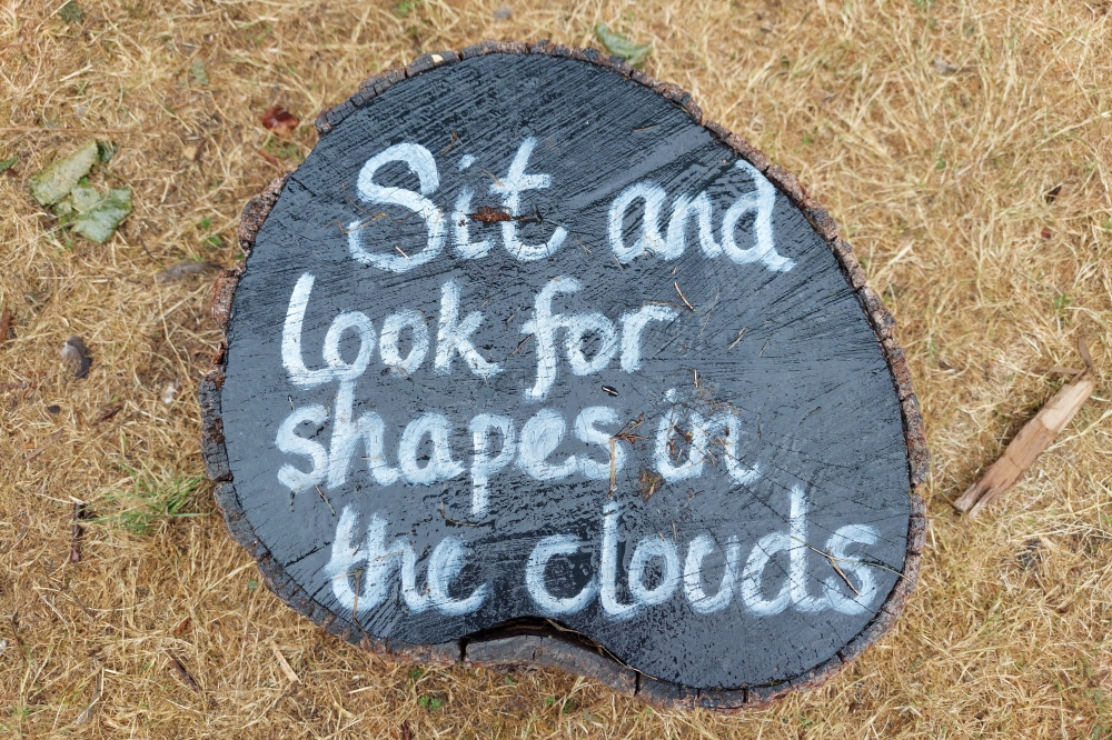 Spruch Sit and look for shapes in the clouds